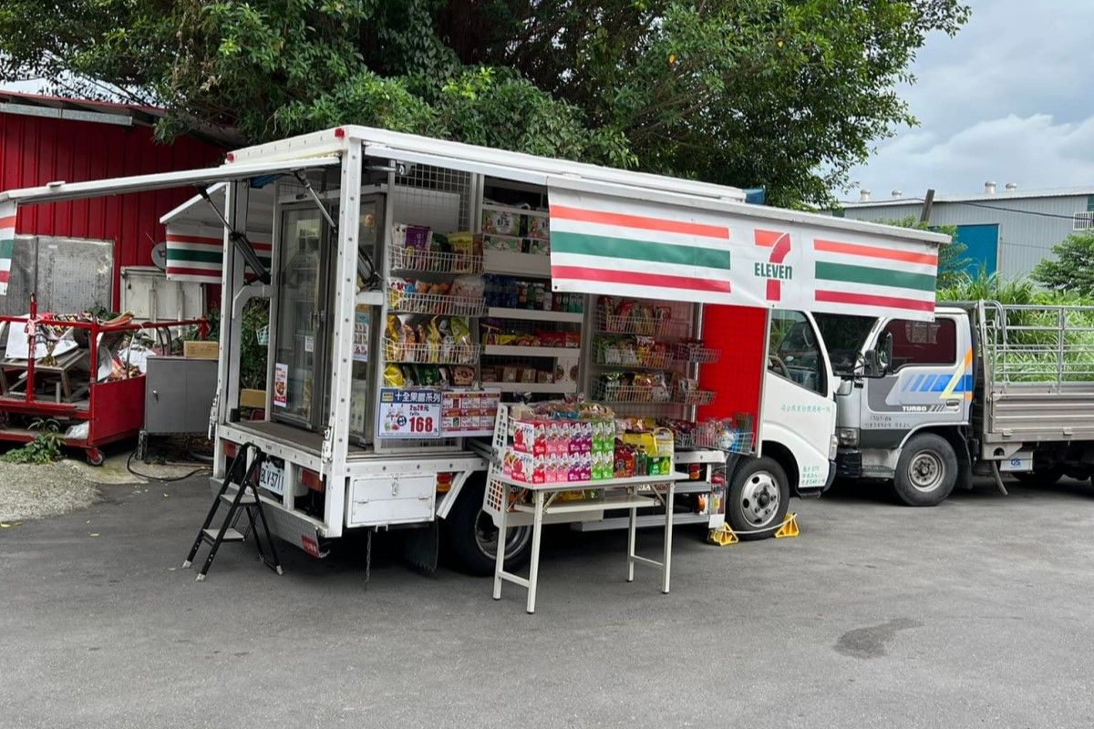 ▲這款7-11竟還能路上趴趴走，停靠地點曝光，網友讚：「是新宇宙」。（圖／臉書社團《爆廢公社公開版》） 