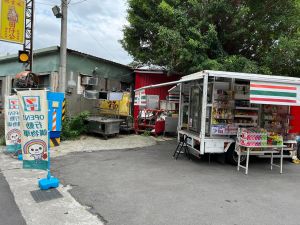 原PO在路上看到「貨車型移動7-11」。(圖/臉書社團《爆廢公社公開版》) ▲原PO在路上看到「貨車型移動7-11」。(圖/臉書社團《爆廢公社公開版》)