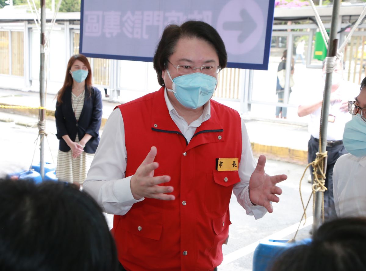 ▲基隆市長林右昌認為，長庚醫院已在開始預先在各個專科設確診者的診療區，這點走在全國之前，值得肯定。（圖／基隆市政府提供）