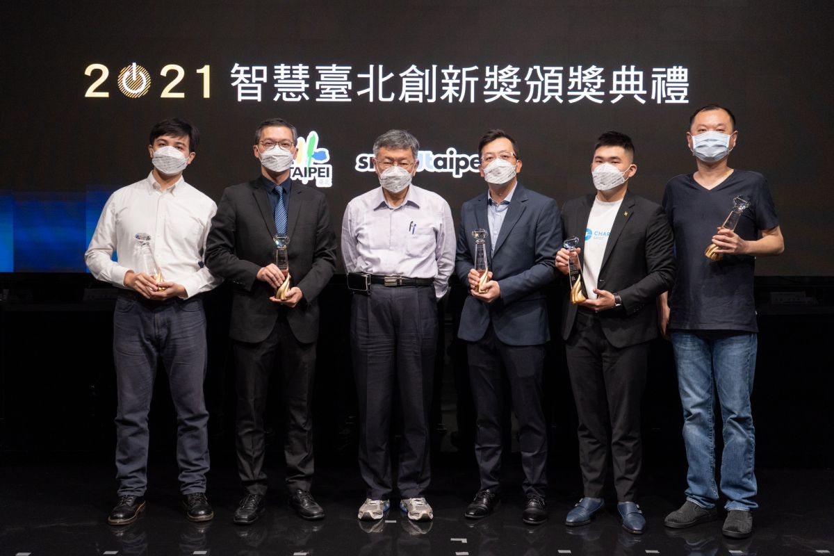 ▲智慧臺北創新獎於日前舉辦頒獎典禮，獲選特優的光時代科技公司由創辦人鄭朝瀚（右一）代表領獎。（圖／光時代科技公司提供）