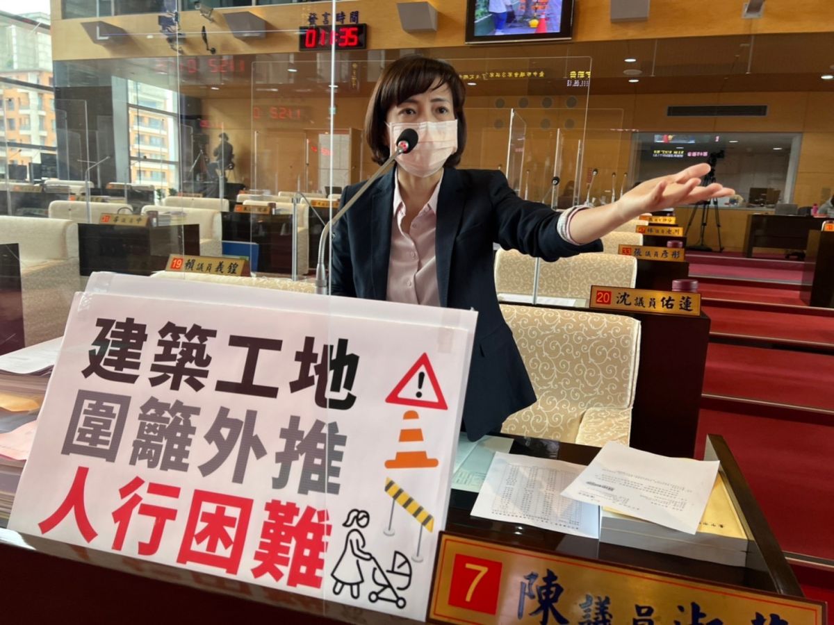 ▲議員陳淑華表示，台中市現在建築工地多，人行道整個被壓縮，民眾必須走到車道，人行暴露在危險環境(圖／柳榮俊攝2022.5.13)