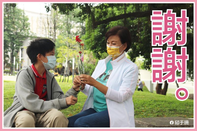 ▲單親的邱于珊於母親節前夕大曬兒子貼心,昨母子雙雙確診。(圖/邱于珊臉書,2022.05.13)