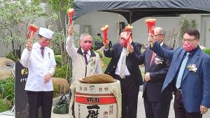 聲寶集團總裁陳盛沺(中)及台南市副市長戴謙(左二)打破酒罈上木蓋,開啟傳統日本開幕儀式 ▲聲寶集團總裁陳盛沺(中)及台南市副市長戴謙(左二)打破酒罈上木蓋,開啟傳統日本開幕儀式(圖/記者林怡孜攝,2022,05,13)