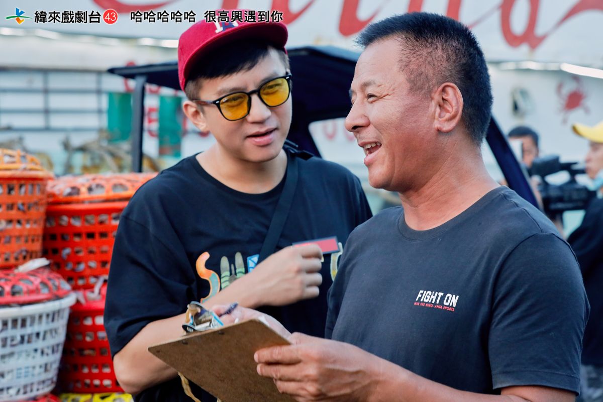 ▲鄧超（左）透過節目結交許多朋友，到燈泡廠打工只賺44元。（圖／緯來戲劇台提供）