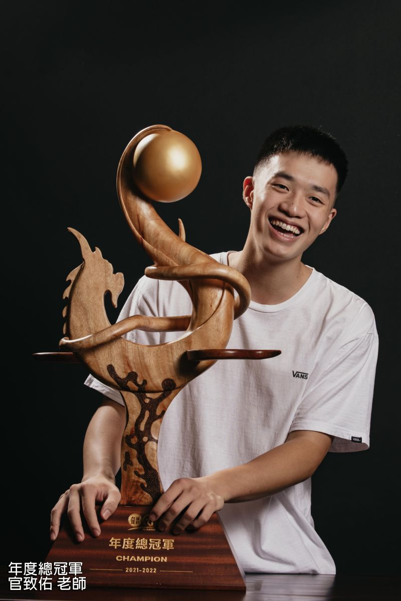 ▲年度總冠軍由曾奪HBL冠軍的新銳木雕師官致佑操刀創作。 台灣運彩xT1聯盟提供
