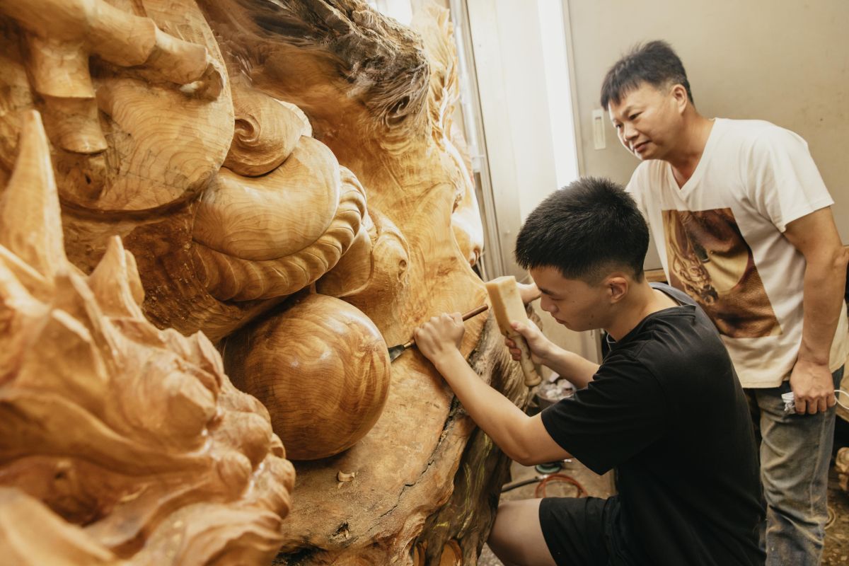 ▲官致佑拜父親官小欽為師，一圓木雕夢。  台灣運彩xT1聯盟提供