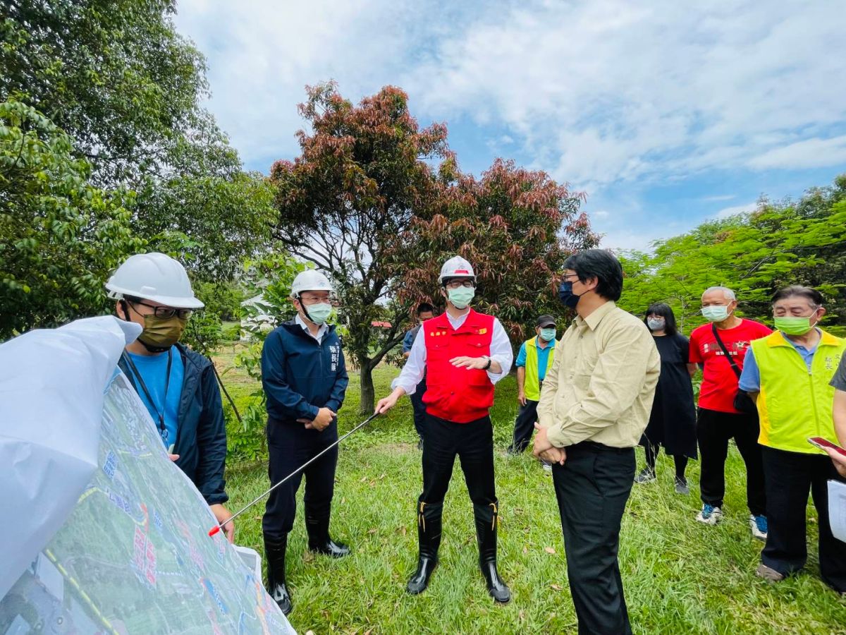 ▲因應梅雨鋒面來襲，高雄市長陳其邁今天一大早就前往鳳山園藝試驗所視察調節池工程。（圖／高市府水利局提供）