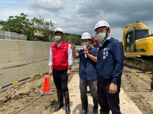 ▲因應梅雨鋒面來襲，高雄市長陳其邁前往大寮區拷潭路上游視察排水工程。（圖／高市府水利局提供）