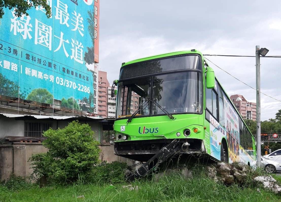 ▲桃園市一輛客運巴士今（13）日下午1點50分左右，行經中壢區文化二路，突然失控暴衝，180度大迴旋後撞進家樂褔停車場，巴士前輪懸空「翹孤輪」卡在停車場花圃上。（圖／翻攝自內壢大小事臉書社團）