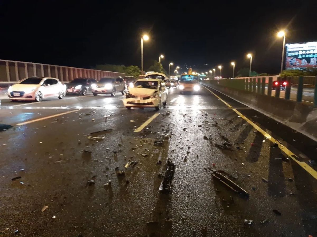 ▲國道3號發生重大車禍，造成1死14傷，事故現場一片狼籍。（圖／翻攝自記者爆料網）