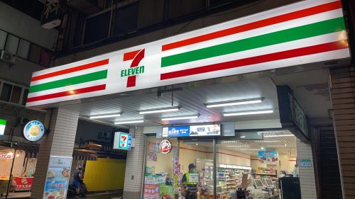 ▲不少人每天進出超商，對自動門旁邊那排數字早已習以為常，但真正知道用途的人其實不多。（示意圖／記者張嘉哲攝）