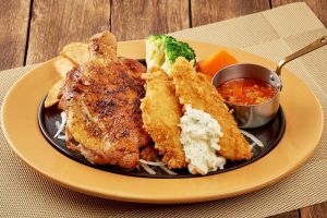▲樂雅樂「喀什米爾雞排炸魚飯」原價369元,在foodpanda限定外送買一送一。(圖/業者提供) ▲樂雅樂「喀什米爾雞排炸魚飯」原價369元,在foodpanda限定外送買一送一。(圖/業者提供)