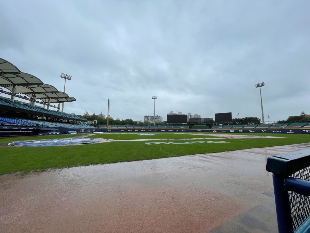 ▲大雨來襲！富邦兄弟金控大戰延賽。（中職提供）