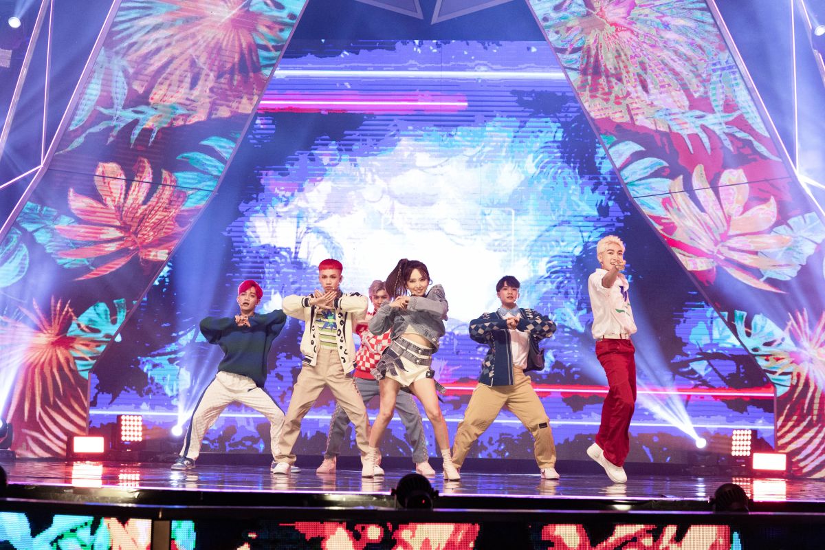 ▲愛紗（中）與《原子少年》金星蔡朕（左起）、巴比、許孟維、Nelson、藍弟飆舞。（圖／野火娛樂提供）