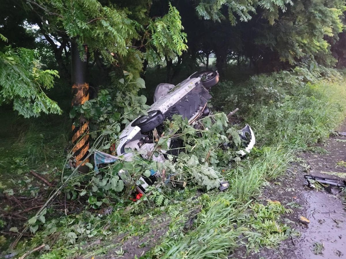 ▲彰化二林鎮今（14）日凌晨發生一起死亡車禍，一輛賓士高速自撞電桿後翻落排水溝，車上乘客傷重不治，駕駛則是手腳多處骨折。（圖／翻攝畫面）