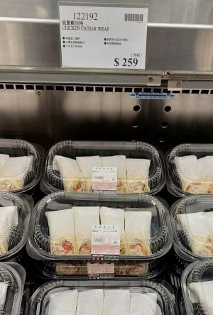 好市多販售的凱薩雞肉捲調漲。(圖/黃姓民眾授權) ▲好市多販售的凱薩雞肉捲調漲。(圖/黃姓民眾授權)