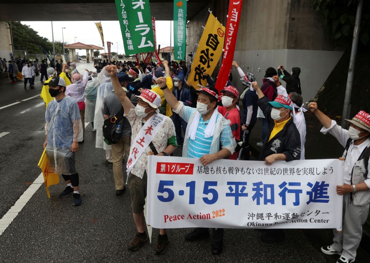 ▲今天是沖繩縣回歸日本50週年，當局將在沖繩及東京舉行紀念儀式。面對駐日美軍設施高達7成集中沖繩，以及沖繩所得仍跟不上日本本土水準，依舊是回歸50年當下的嚴肅課題。（圖／美聯社／達志影像）