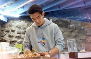 ▲男神修杰楷進廚房秀廚藝。(圖/TVBS提供) ▲男神修杰楷進廚房秀廚藝。(圖/TVBS提供)