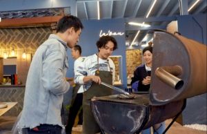 ▲藍鈞天不放心楊銘威的廚藝,在一旁盯場。(圖/TVBS提供) ▲藍鈞天不放心楊銘威的廚藝,在一旁盯場。(圖/TVBS提供)
