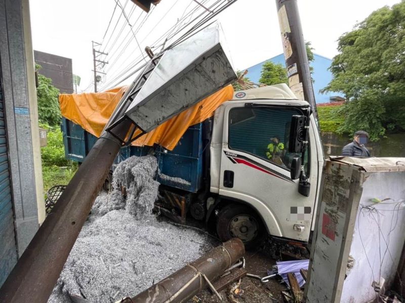 ▲桃園市楊梅區今（14）日清晨7點左右，一輛大貨車疑似因天雨路滑自撞電桿，電桿不堪撞擊力道斷裂。（圖／翻攝畫面）