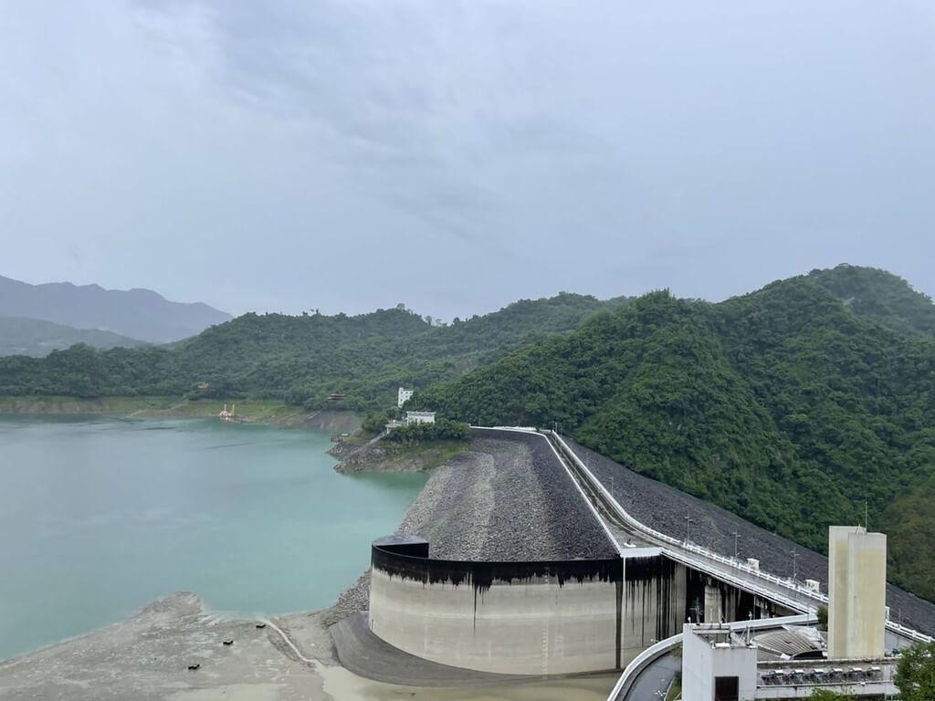 ▲水利署南區水資源局人員指出，14日凌晨零時至下午5時，曾文水庫和烏山頭水庫共進水125萬公噸，南化水庫及甲仙攔河堰越域引水共進水78萬公噸，儘管集水區雨勢不大，總進水量也有203萬公噸。（圖／南區水資源局提供 中央社記者張榮祥台南傳真 111年5月14日）