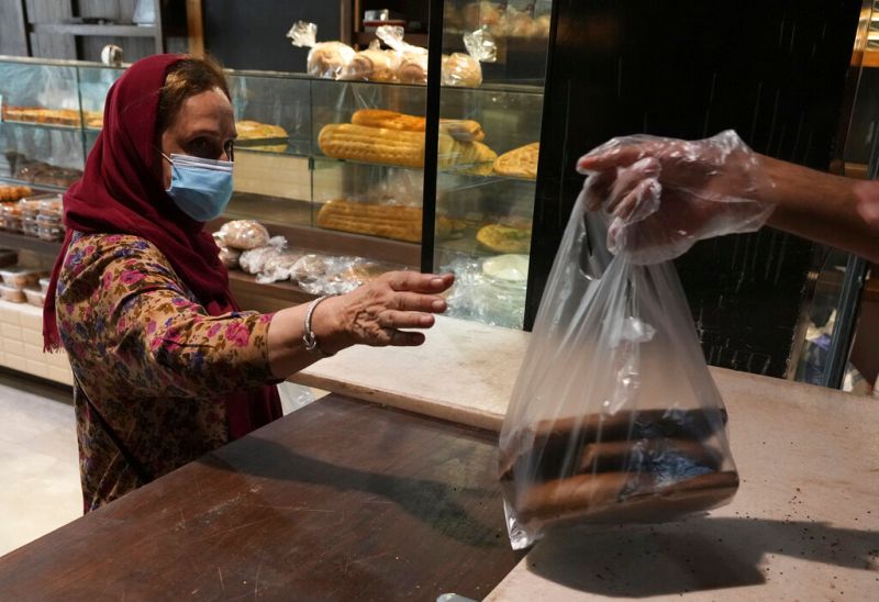 ▲伊朗麵粉類主食價格狂飆達300%，多個城市14日繼續出現民眾抗議食物價格飆漲，且一位議員告訴當地媒體，西南部省分示威抗議造成一人死亡。（圖／美聯社／達志影像）