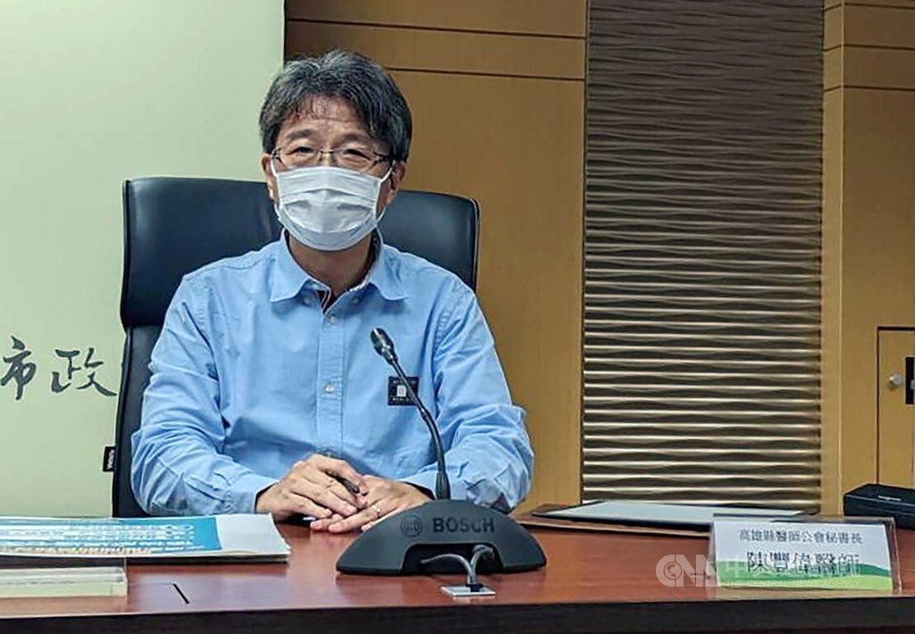 ▲高雄縣醫師公會祕書長、精神科醫師陳豐偉14日在高雄市COVID-19防疫記者會中，說明居家照護、隔離期間的自我身心照護方式，提出打斷久坐、規律生活、老劇新看、排除寂寞等4個有助調適心情的技巧。中央社記者曾以寧攝 111年5月14日