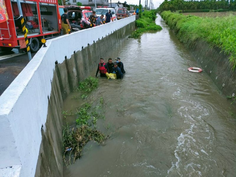 連人帶車跌落水溝！屏東內埔25歲男騎士OHCA　搶救無效亡
