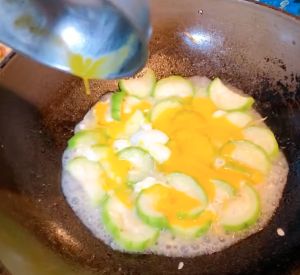 ▲原PO分享「滑蛋絲瓜」的做法，只要3步驟，就能變出一道「鮮甜到湯全喝光」的美味佳餚。（圖／原PO威媽授權提供）