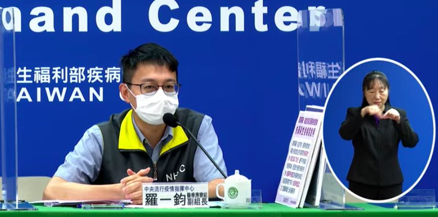 ▲指揮中心醫療應變組副組長羅一鈞說明基隆2歲確診男童死亡狀況。（圖／指揮中心）