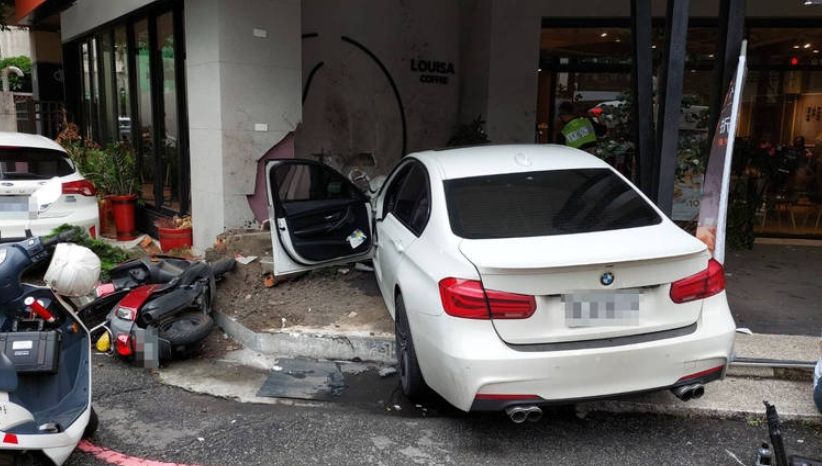 ▲何男最後疑因車速過快失控，衝進連鎖咖啡店後才停下。（圖／翻攝畫面）