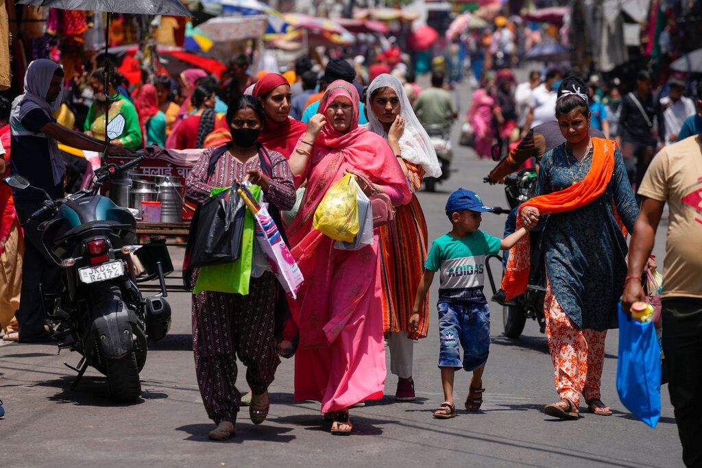 ▲印度北部與中部地區近月受到熱浪襲擊，氣溫幾乎都在攝氏40度以上，貧困勞工日常生活也大受影響。（圖／美聯社）