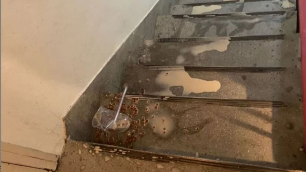 ▲有網友抱怨，飲料等了一小時被取消，打開門才發現已經翻倒，外送員也早就烙跑。（圖／Dcard）