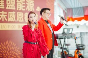 ▲楊繡惠的臉書上有許多與白雲工作的合照。(圖/楊繡惠FB) ▲楊繡惠的臉書上有許多與白雲工作的合照。(圖/楊繡惠FB)