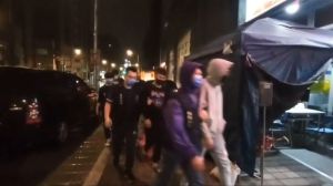 ▲2男被5惡煞砍傷手、腳、背部,現場血跡斑斑(圖/翻攝畫面) ▲5惡煞被逮,依殺人未遂罪嫌偵辦(圖/翻攝畫面)