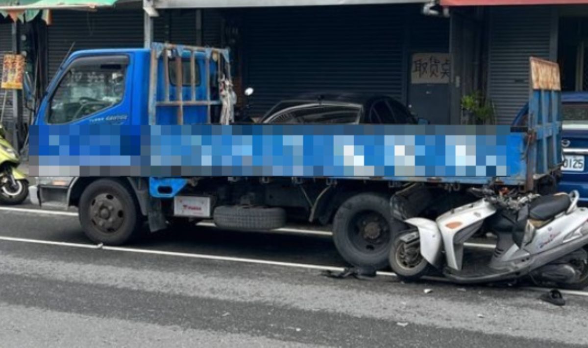▲機車衝撞路邊貨車！男騎士倒地命危。（圖／翻攝畫面）