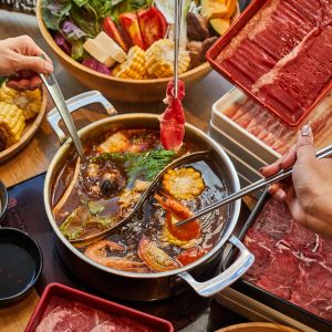 防疫不怕餓!蝦皮「517吃貨節」1元美食開吃 狂撒1折券 ▲遠雄廣場「涮乃葉」主打自取鍋物外帶下殺5折。(圖/遠雄廣場提供)