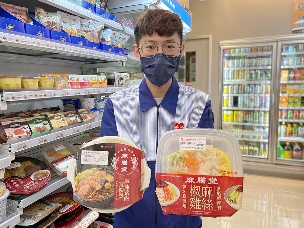 ▲5月超商萊爾富攜手人氣名店「麻膳堂」，合作獨家四款「辣台味」聯名鮮食新品，以經典麻辣醬料為主打，從烤飯糰、炒飯、寬粉煲到涼麵等庶民美食，一次開吃。（圖／萊爾富提供）