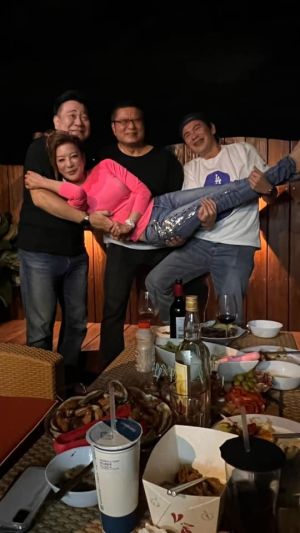 ▲楊繡惠去年辦入厝趴,3個緋聞男友全到齊,後排左起為白雲、陳文山、馬國賢。(圖/楊繡惠臉書) ▲楊繡惠去年辦入厝趴,3個緋聞男友全到齊,後排左起為白雲、陳文山、馬國賢。(圖/楊繡惠臉書)