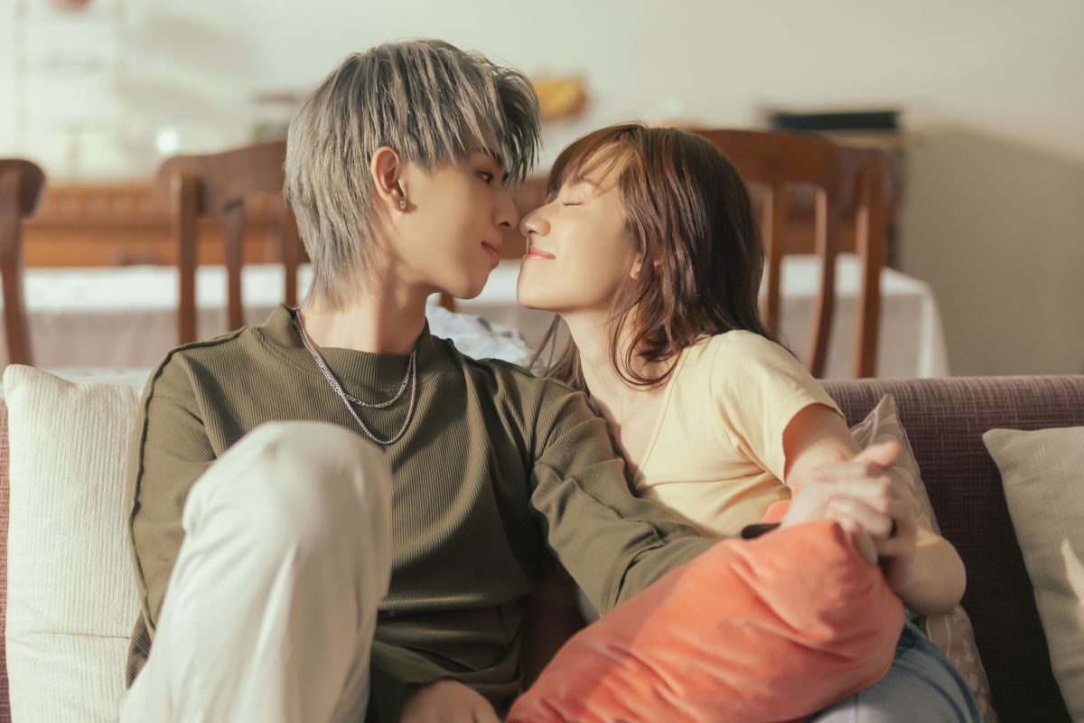 ▲林亭翰（左）與嫩模在MV中上演親密的磨鼻傳情。（圖／青田音樂提供）