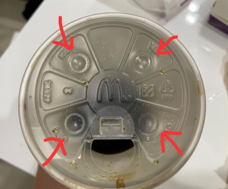 ▲網友發現麥當勞冷飲杯蓋上出現「4個凸起圓點」。（圖／翻攝爆廢公社臉書）