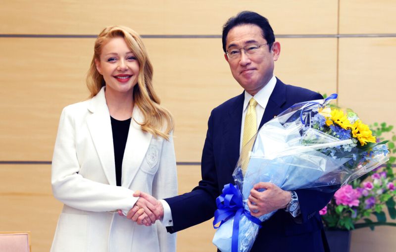 ▲37歲烏克蘭女歌手蒂娜．卡羅爾（左）應邀訪問日本，16日向日本首相岸田文雄（右）訴說烏克蘭遭俄羅斯侵略現狀，岸田允諾將持續支援烏克蘭。（圖／美聯社／達志影像）