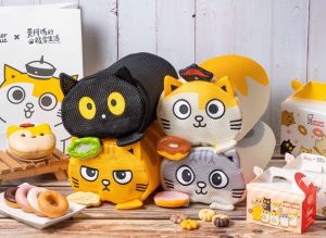 皇上是芒果口味?甜甜圈聯名「黃阿瑪」 開吃楊枝甘露 ▲Mister Donut x 黃阿瑪的後宮生活立體洗衣袋,共有手拿甜甜圈的黃阿瑪、Socles、嚕嚕、柚子4種款式。消費滿100元,加購價299元/個,(各品項單筆交易限加購各兩個,各門市數量有限,售完為止)。(圖/Mister Donut提供)