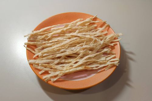 ▲鱈魚香絲是許多人從小到大都愛吃的零食之一，就有一名網友分享朋友的「超狂手作吃法」引起網友熱烈討論。（示意圖／記者陳珮瑜攝）