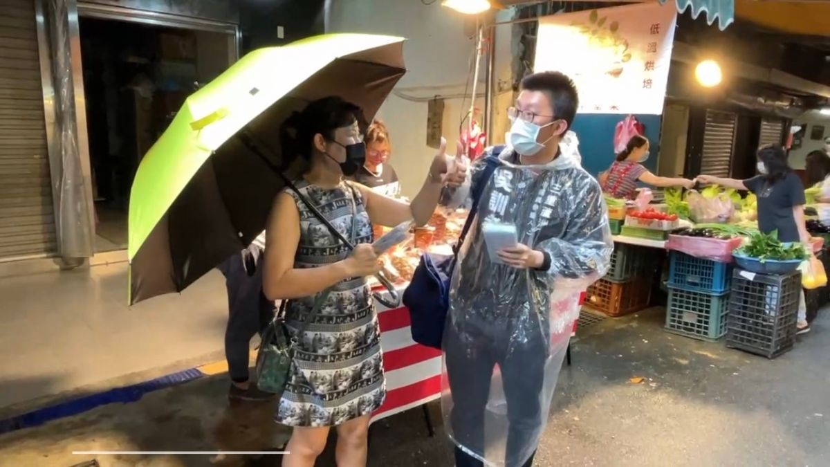 ▲「侯家軍」的吳訓孝強調，他用雙腳與熱情抵抗新臺幣與政治汙水的力量，期望自己的堅持，能帶來真正的新觀念與新政治，讓青年奮鬥的熱情，持續照亮臺灣的政壇。（圖／吳訓孝提供）