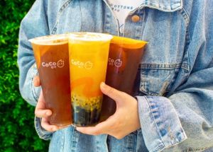 不是QOO?手搖飲CoCo的Logo是「1配料」 網笑:以為包子 ▲CoCo都可響應「關於我可能讓你很意外的point」Facebook臉書熱潮,自揭老闆根本斜槓王,除了手搖飲、還曾經賣過火鍋及關東煮,最令大家訝異的是,曝光Logo「是珍珠從杯身滑下來的樣子」,才不是QOO,引來眾多網友笑說「以為是包子」!(圖/翻攝自CoCo都可粉專)