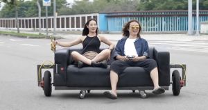 ▲知名YouTuber賤葆,日前與工作團隊一同打造「移動沙發車」,結果開到路面上引起熱議。(圖/賤葆YT) ▲知名YouTuber賤葆,日前與工作團隊一同打造「移動沙發車」,結果開到路面上引起熱議。(圖/翻攝自賤葆YT)