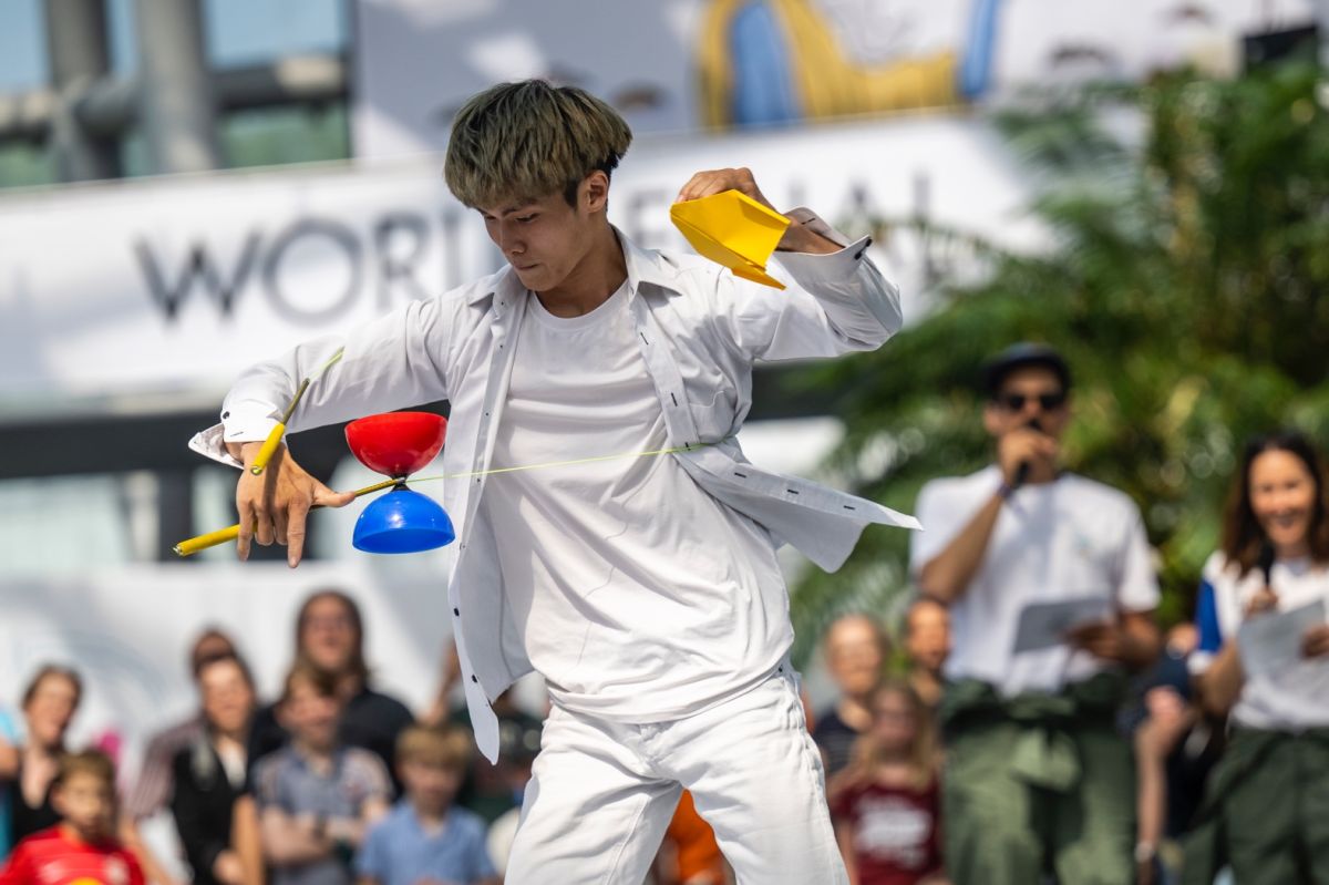 ▲北市大學生、扯鈴好手馬成發代表台灣首次參賽奪下2022 Red Bull Paper Wings世界紙飛機大賽花式項目亞軍。（Red Bull 提供）