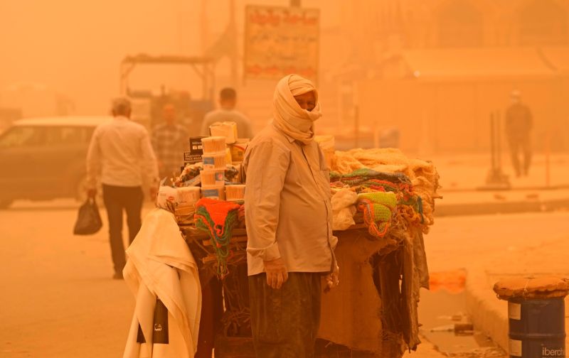 ▲伊拉克受到沙塵暴襲擊，至少2000人因呼吸困難被送到醫院救治，全國各地的機場、學校和公家機關被迫關閉。（圖／美聯社／達志影像）