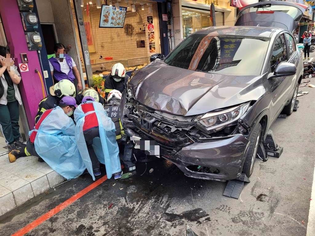 ▲桃園龍潭日前發生一起車禍，51歲張姓婦人追撞前車後衝上人行道 ，其中1名行人搶救4天後宣告不治。（圖／翻攝畫面）